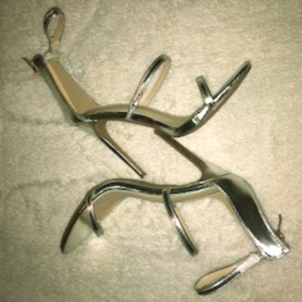 VENUS 8.5 NWOT Silver Strappy Heels